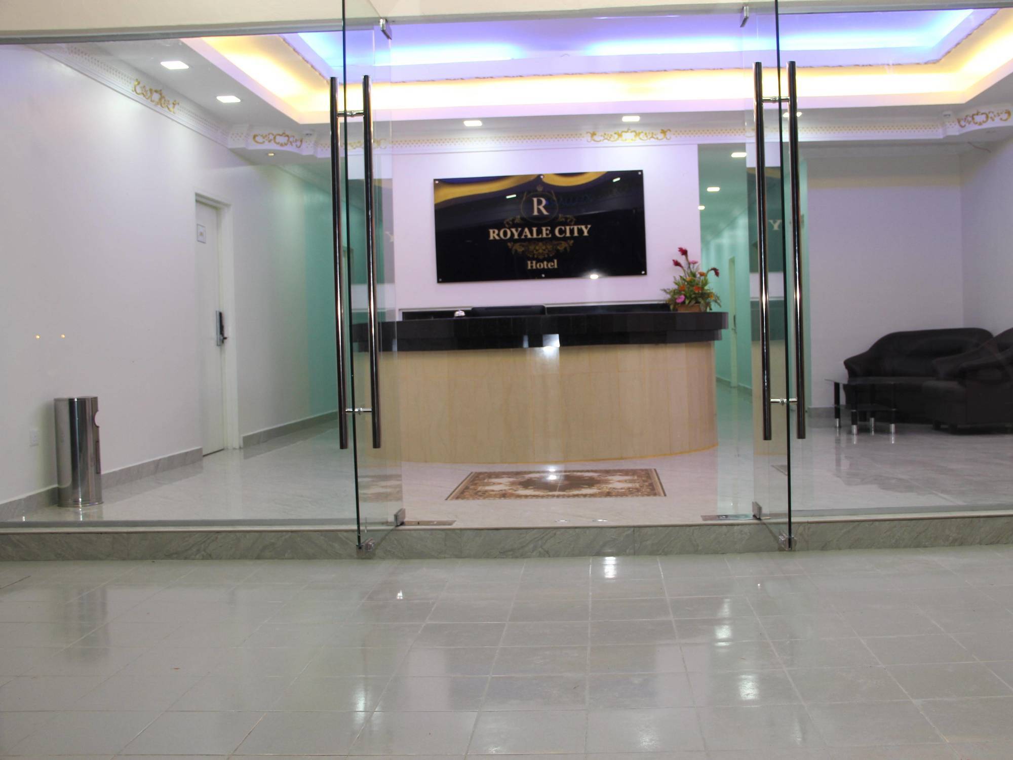 Oyo 89665 Royale City Hotel Σεπάνγκ Εξωτερικό φωτογραφία